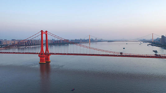 航拍风光城市长江上红色的武汉鹦鹉洲长江大桥夜景灯光车流素材视频的预览图