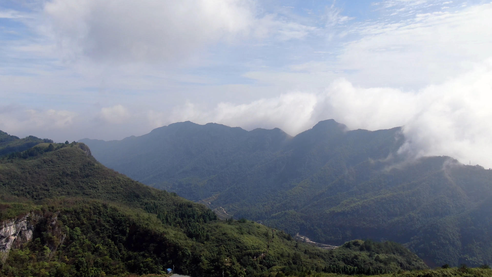 4K航拍山谷云雾缭绕视频的预览图