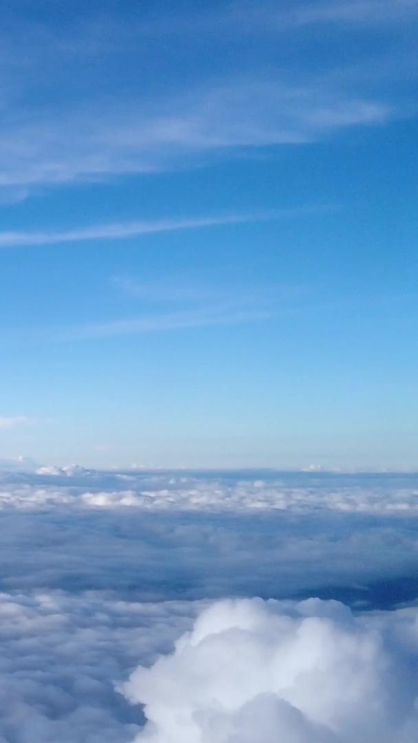 云朵在蓝天白云中飞翔视频的预览图