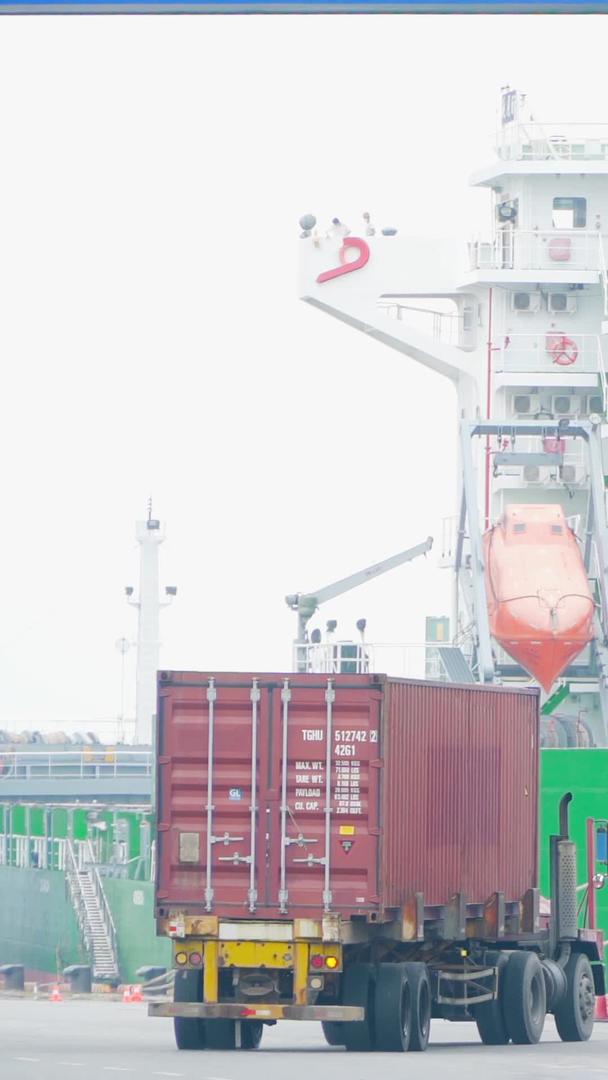 集装箱式起重机卸载过程码头视频的预览图