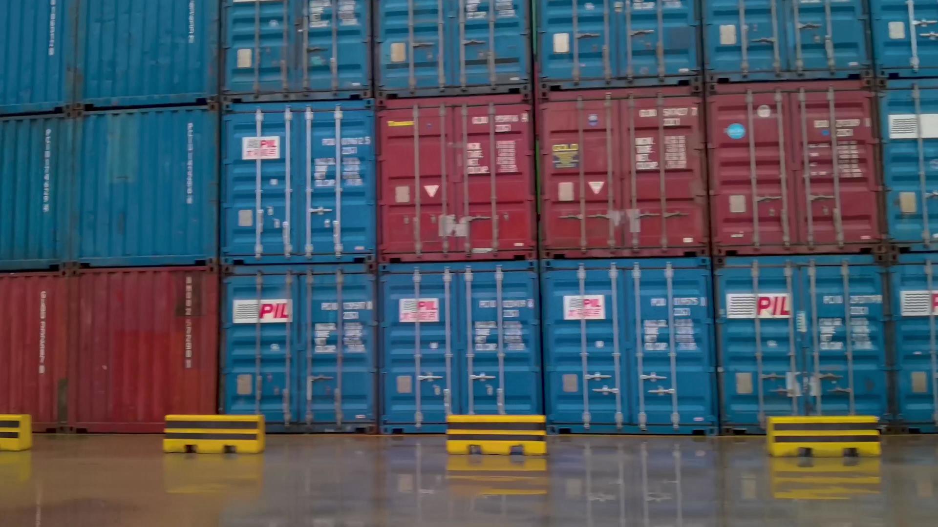 湖北黄石新港智慧港口集装箱堆放区视频的预览图
