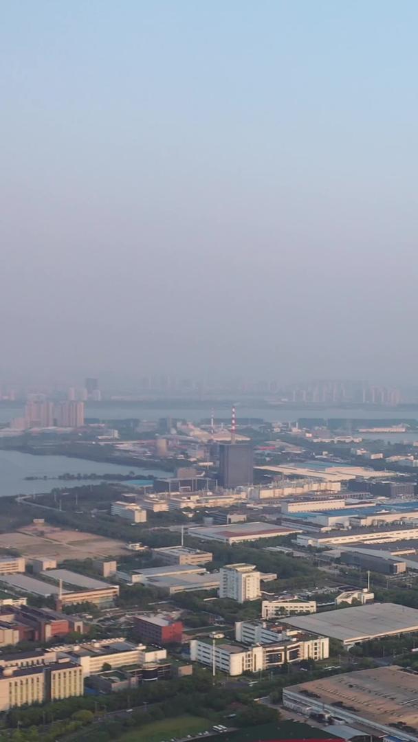 武汉城市工业汽车城区航拍全景材料视频的预览图