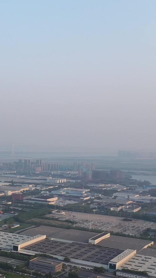 武汉城市工业汽车城区航拍全景材料视频的预览图