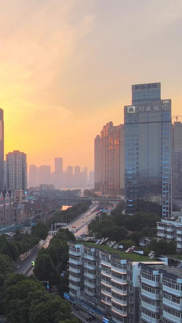 航拍风景城市夕阳夕阳夕阳余晖粉红色天空城市旅游素材视频的预览图