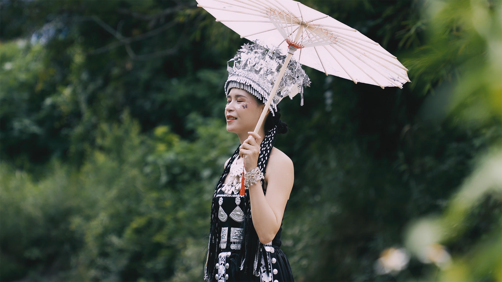 黄姚古镇穿着苗族服饰的4K升格少女视频的预览图