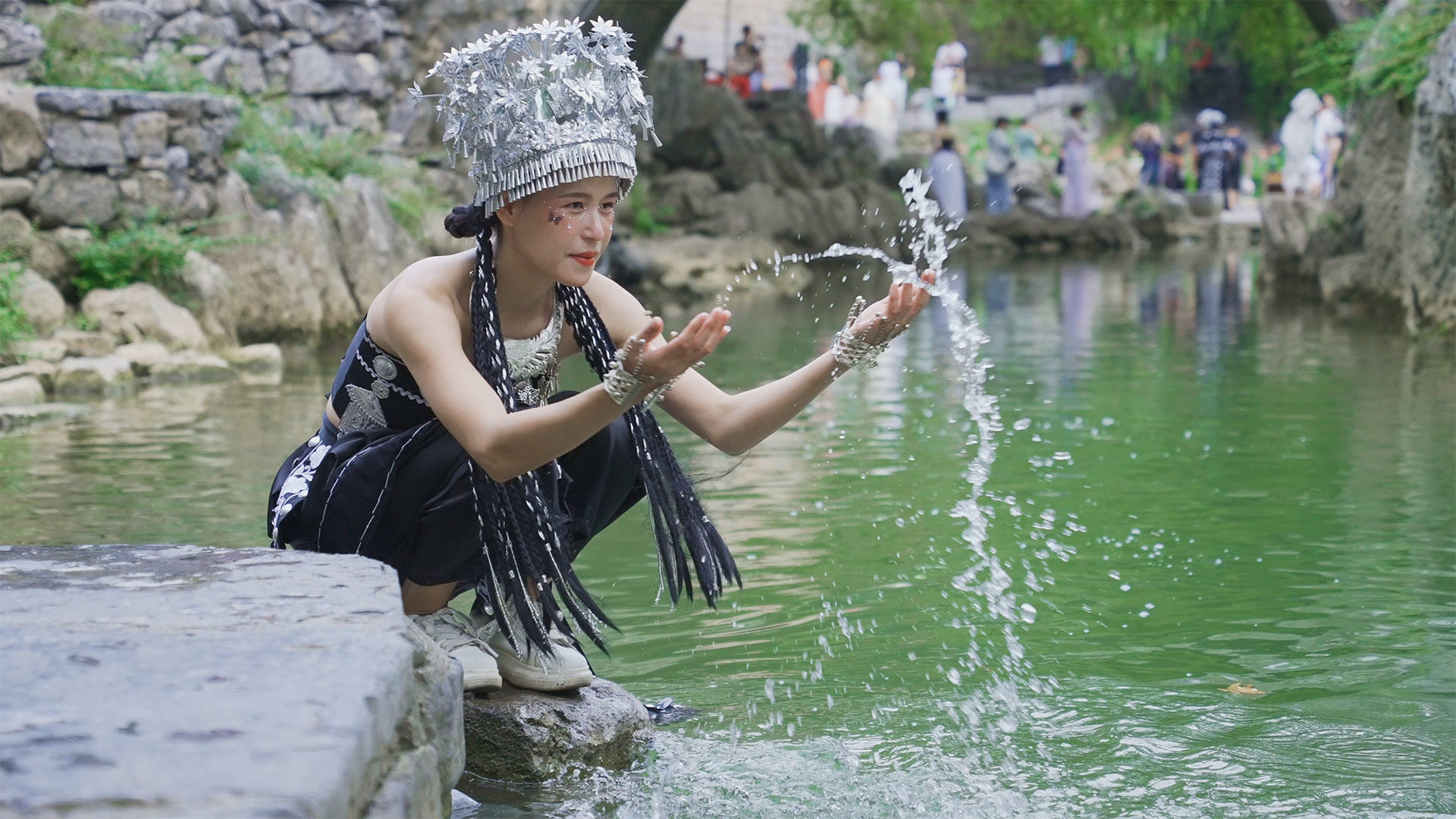 黄姚古镇穿着苗族服饰的4K升格少女视频的预览图