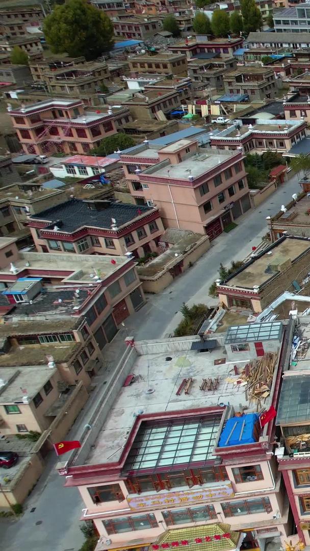 航拍4A勒通古镇千户藏寨景区全景视频视频的预览图