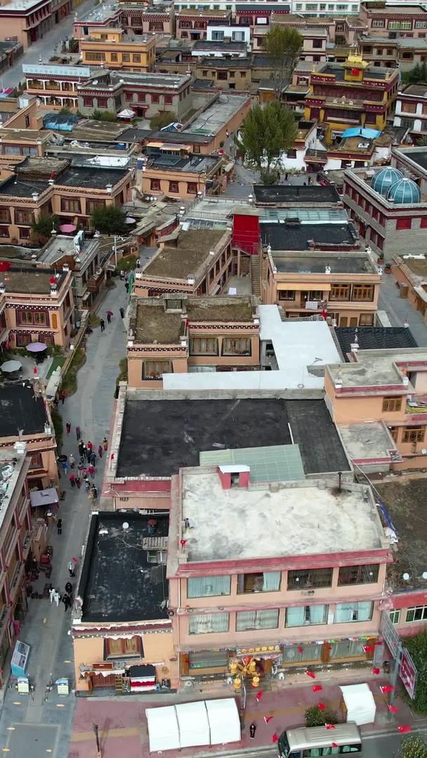 航拍4A勒通古镇千户藏寨景区全景视频视频的预览图