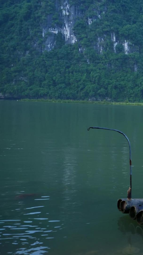 桂林渔夫划船实拍[此视频无肖像权]视频的预览图