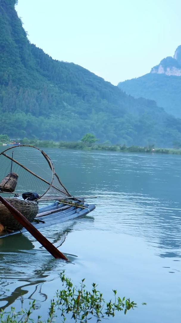 桂林渔夫划船实拍[此视频无肖像权]视频的预览图