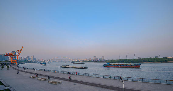 上海徐汇滨江公园步道黄浦江4K延时视频的预览图