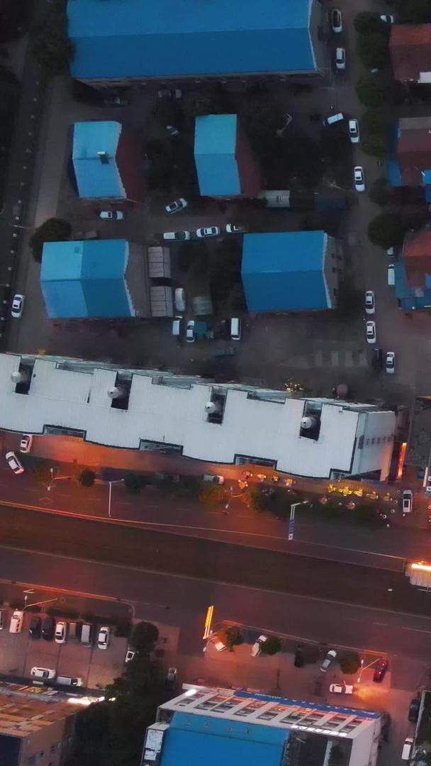 航拍拍摄城市十字路口轨道列车有轨电车穿过交通夜景灯光材料视频的预览图