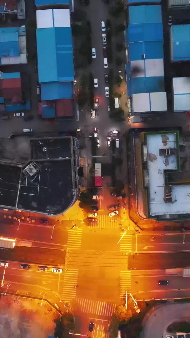 航拍拍摄城市十字路口轨道列车有轨电车穿过交通夜景灯光材料视频的预览图