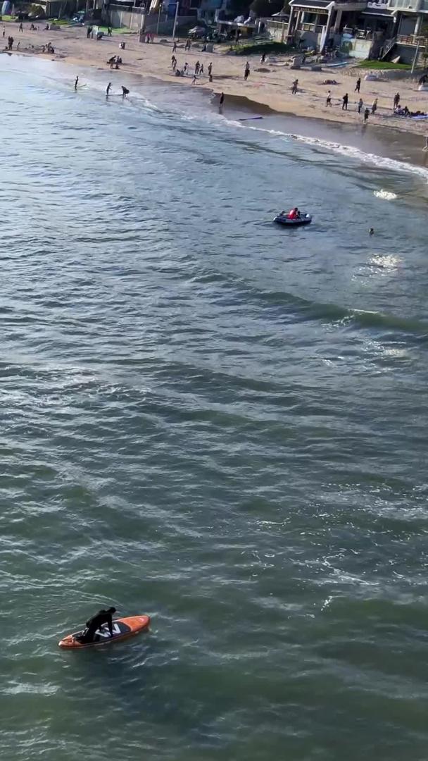 海南三亚后海冲浪少年户外冲浪运动实拍视频的预览图