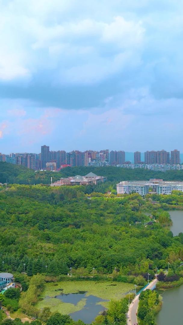 贵阳观山湖公园大气航拍绿植全景视频的预览图