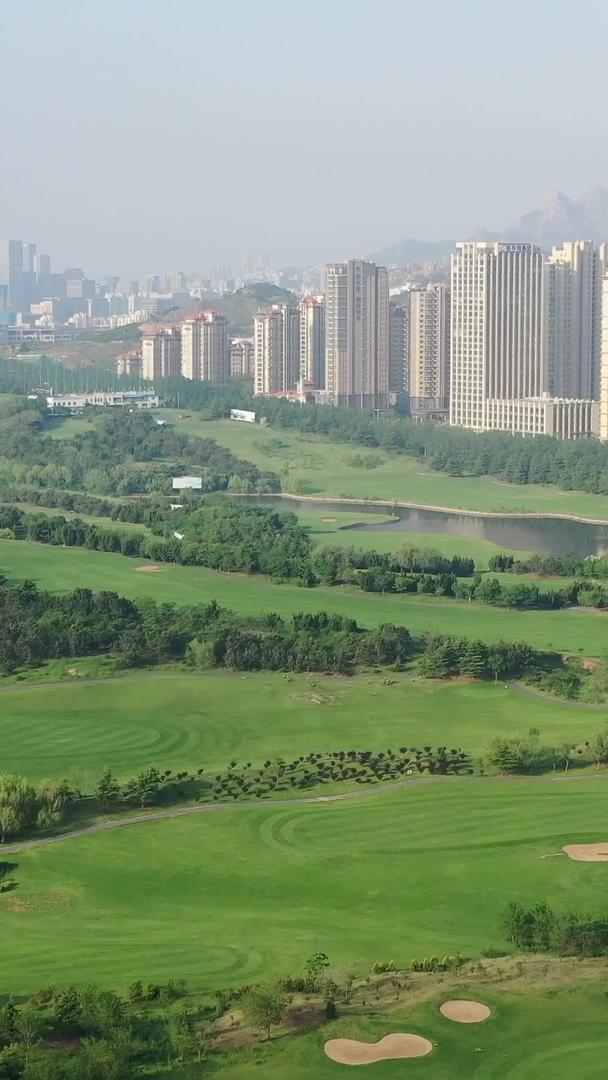 城市高尔夫球场风景航拍视频视频的预览图