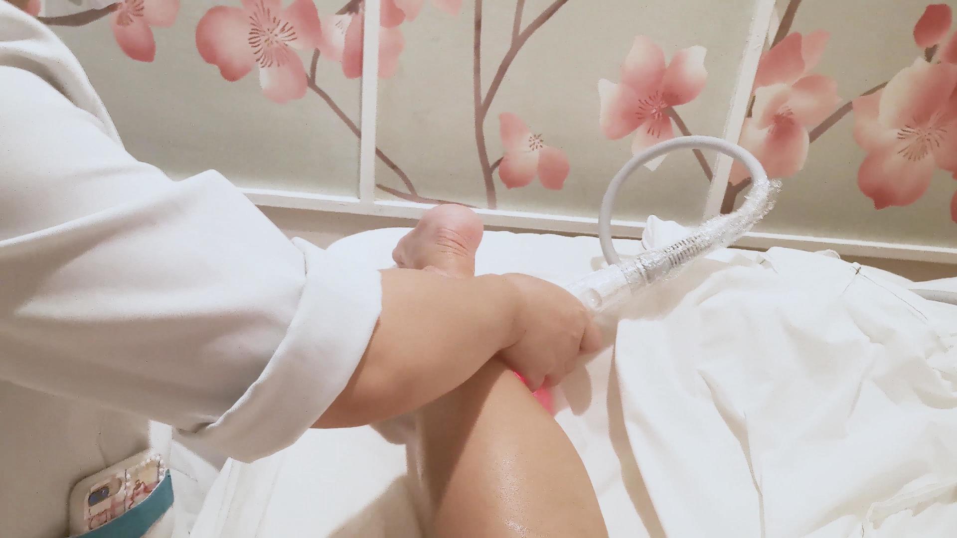 美容院魔法小精灵腿部护理实拍4K素材视频的预览图
