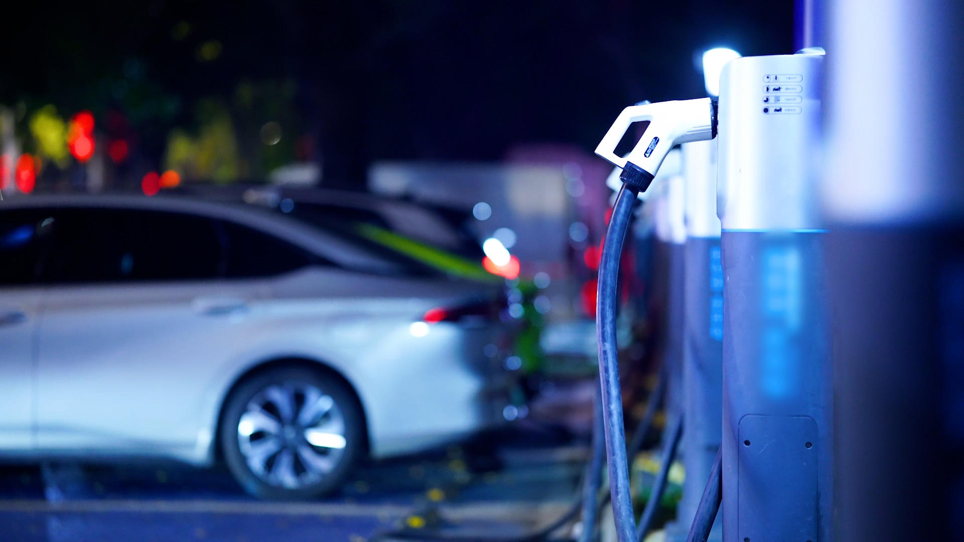 4k实拍夜晚下的新能源汽车充电桩视频的预览图