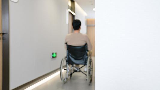 医院走廊坐轮椅的病人视频的预览图