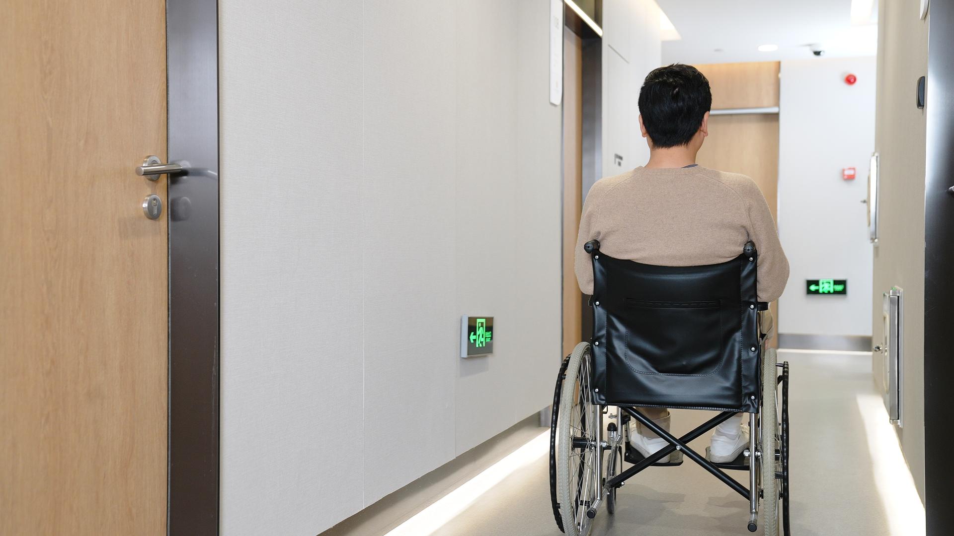 医院走廊坐轮椅的病人视频的预览图