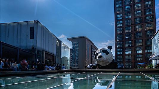8k成都商圈IFS国际大厦楼顶熊猫正面人流延时视频的预览图