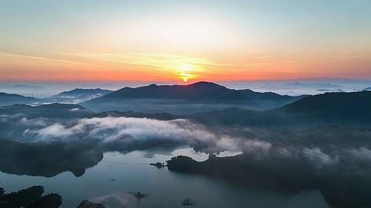 4K航拍皖南青龙湖日出云海晨雾视频的预览图