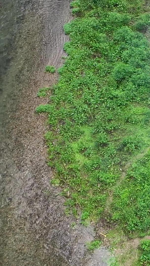 户外小溪边露营航拍视频视频的预览图