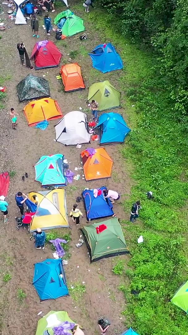 户外小溪边露营航拍视频视频的预览图