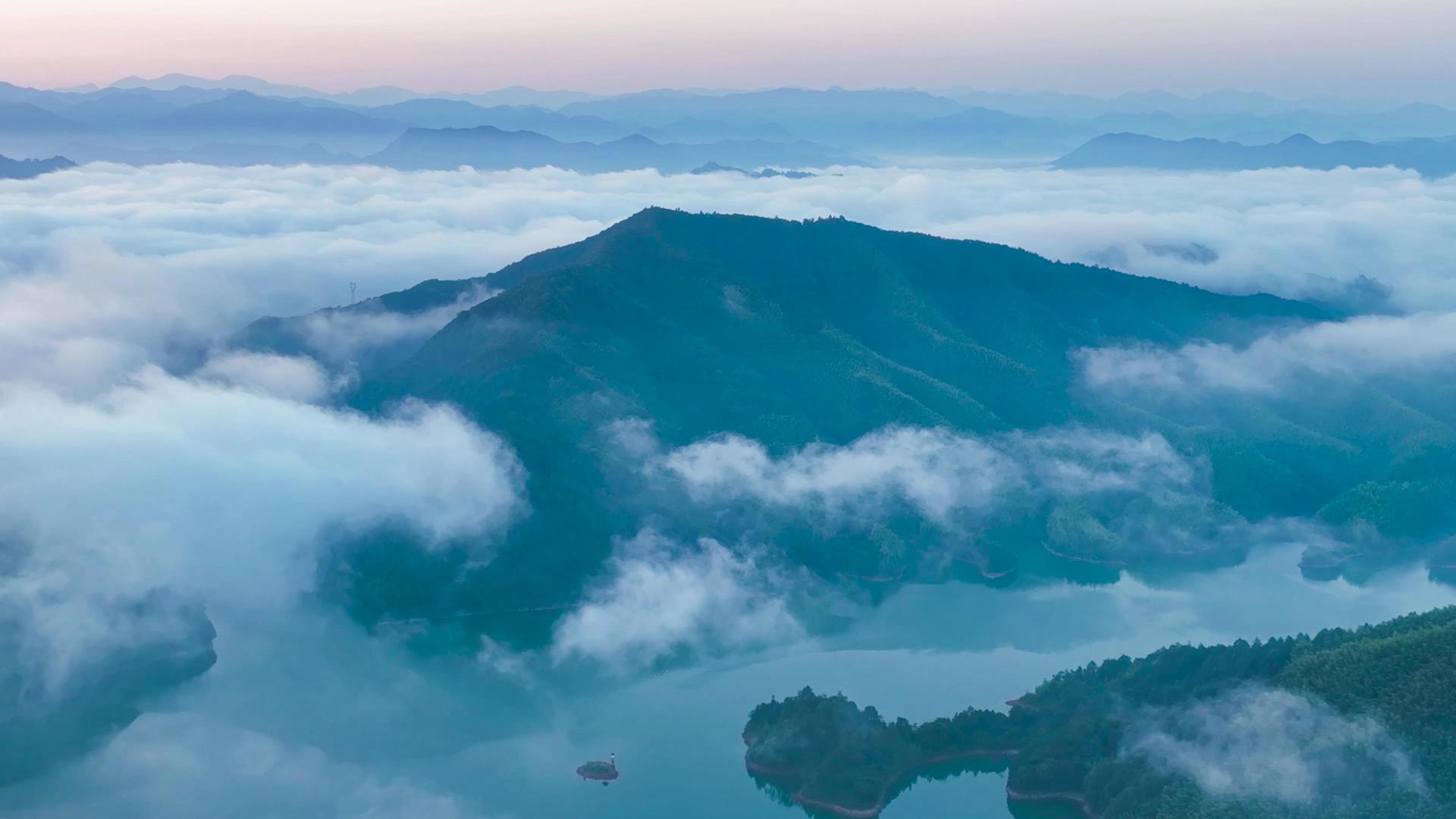 4K航拍皖南水墨风景青龙湖日出云海晨雾视频的预览图