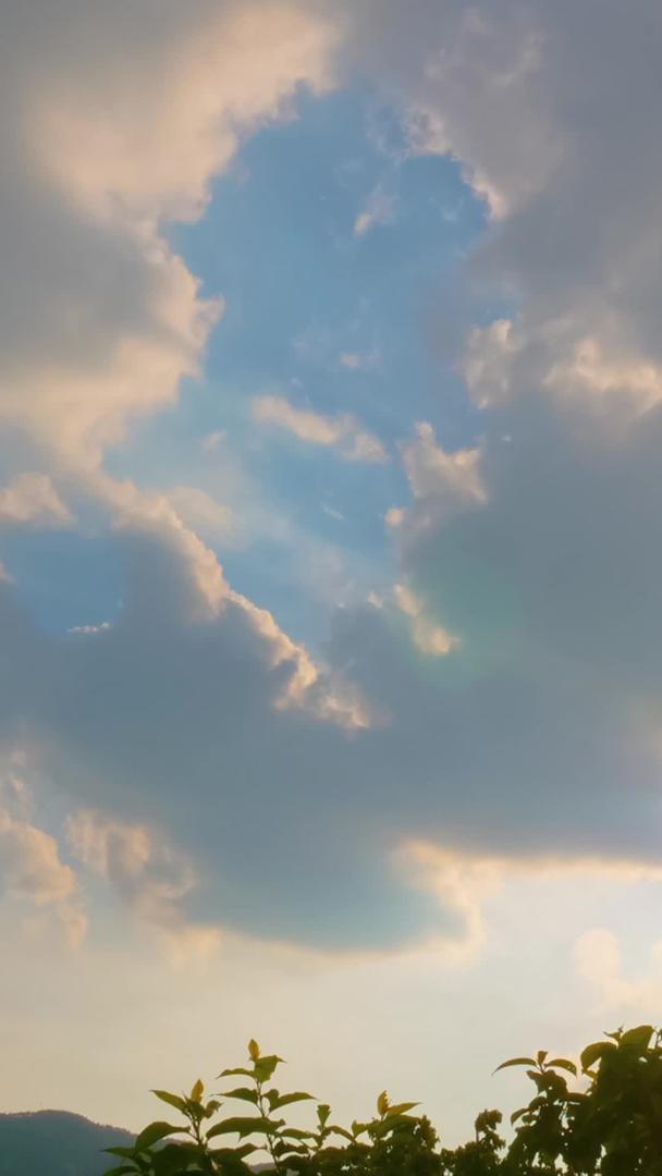 延迟山上阳光光晕云层运动视频的预览图