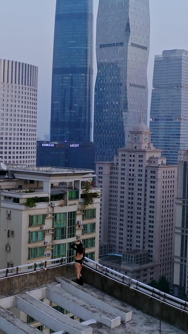 美女爬楼党广州城市建筑航拍视频的预览图