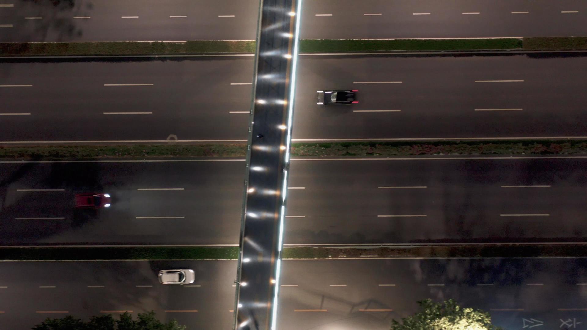 航拍夜晚的城市街道车流视频的预览图
