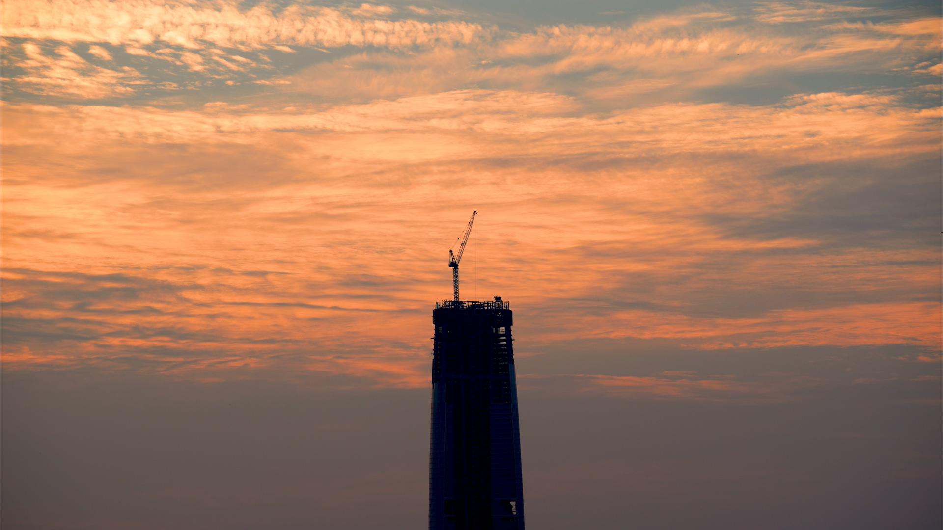 8K晚霞之下的城市最高点摩天大楼建设视频延时素材视频的预览图