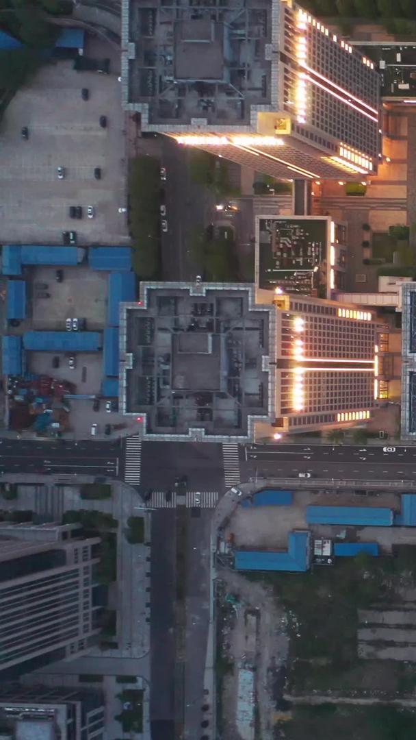 拍摄森林城市商务金融写字楼夜景素材视频的预览图