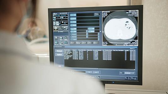 4K实拍医院CT医疗设备视频的预览图