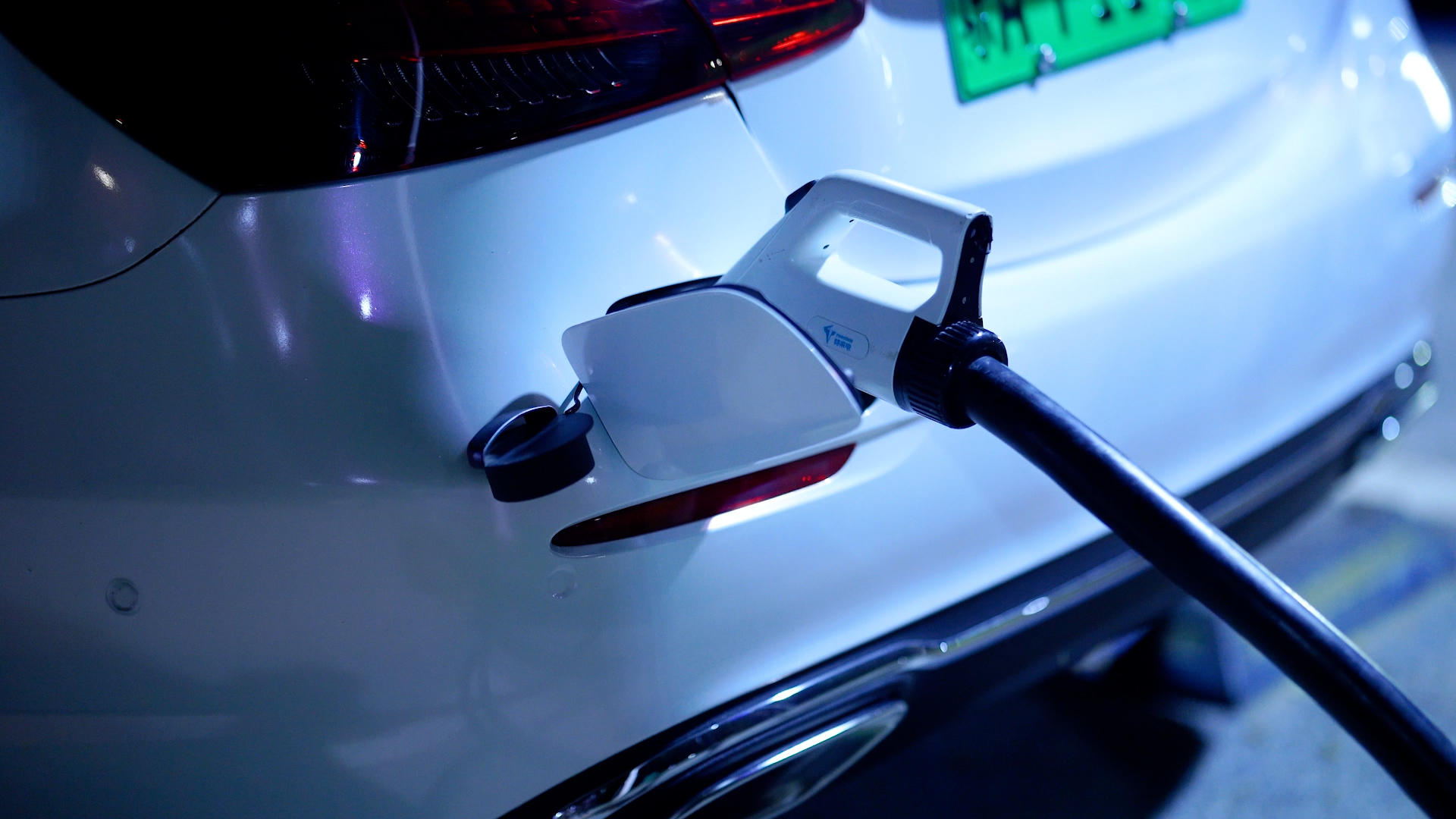 4k实拍夜晚新能源汽车充电桩充电视频的预览图