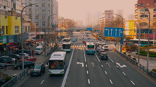 4k老青岛杭州路清晨的来往车流延时摄影视频的预览图