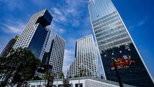8K成都地标来福士商圈大厦蓝天白云视频的预览图