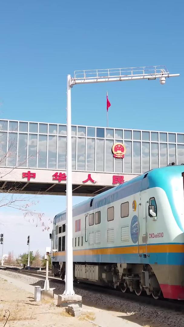 通过两连浩特国门的国际列车视频的预览图