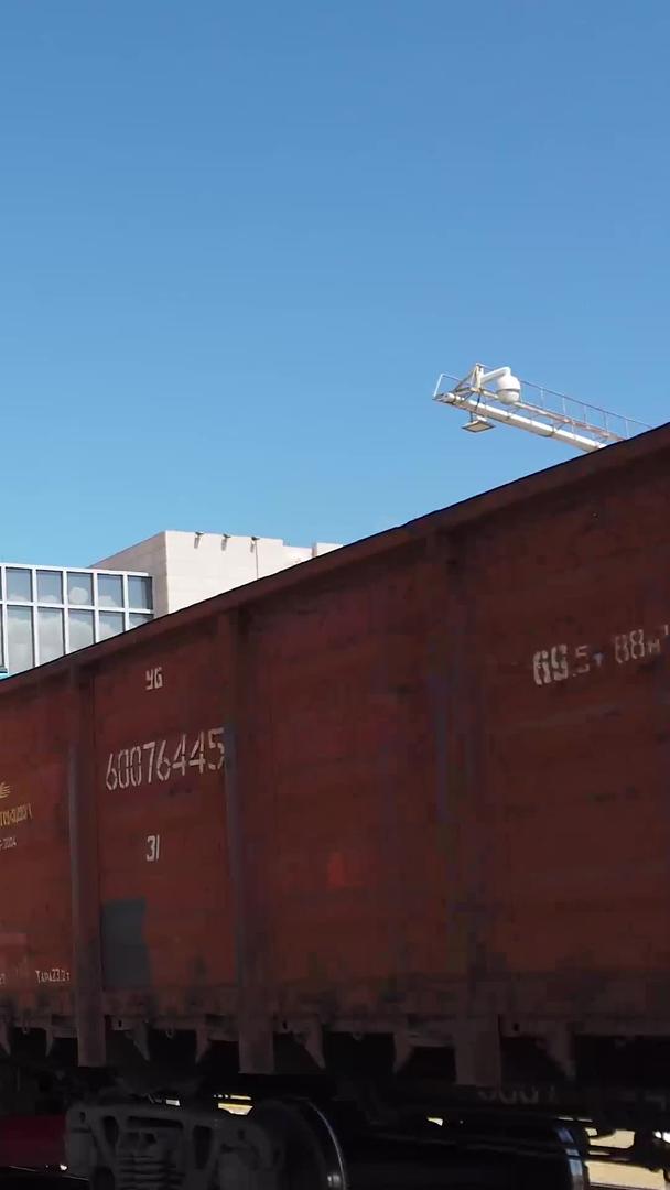 通过两连浩特国门的国际列车视频的预览图