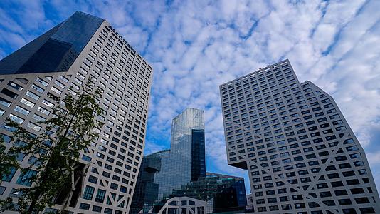 8K成都来福士地标商圈大厦背面延时蓝天白云视频的预览图