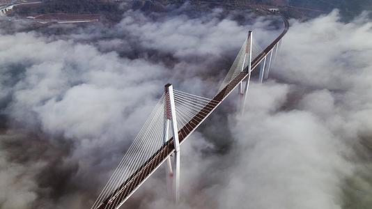 4k航拍云海中的大桥列车风景视频的预览图