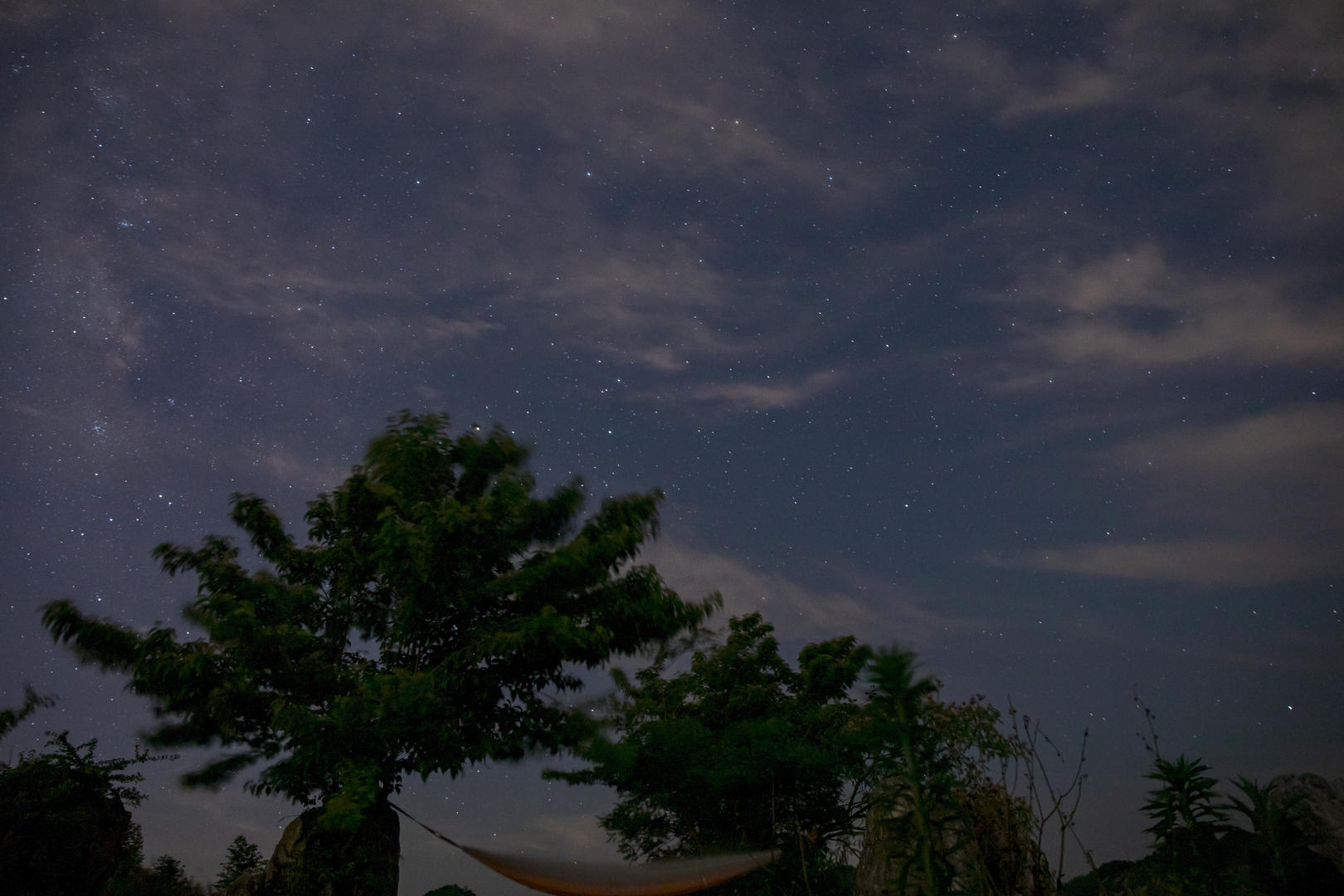 4K延时拍摄夜晚天空中的星空和银河视频的预览图