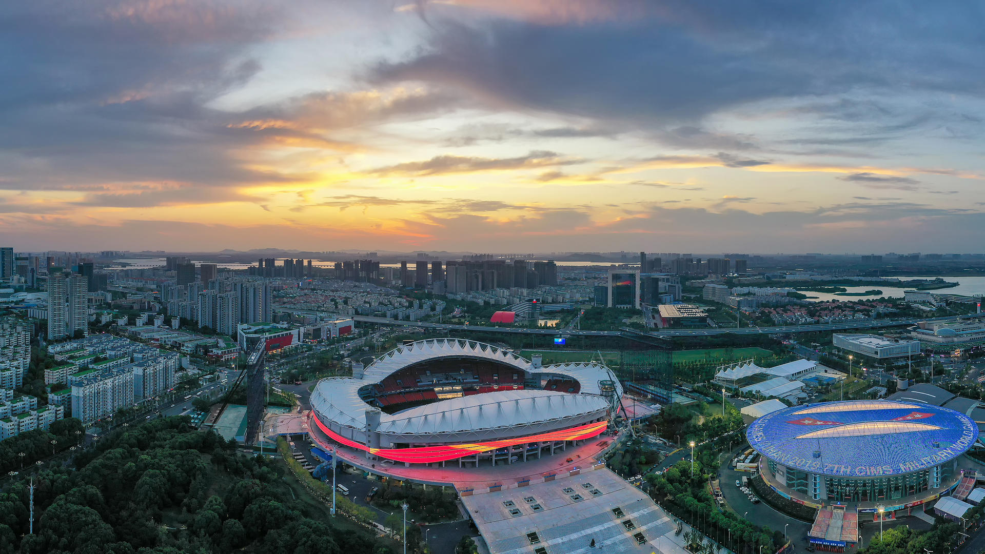 武汉黄昏晚霞中超比赛运动场视频的预览图