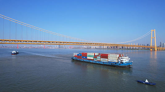 航拍物流货物运输大型集装箱货轮航行在长江上4k素材视频的预览图
