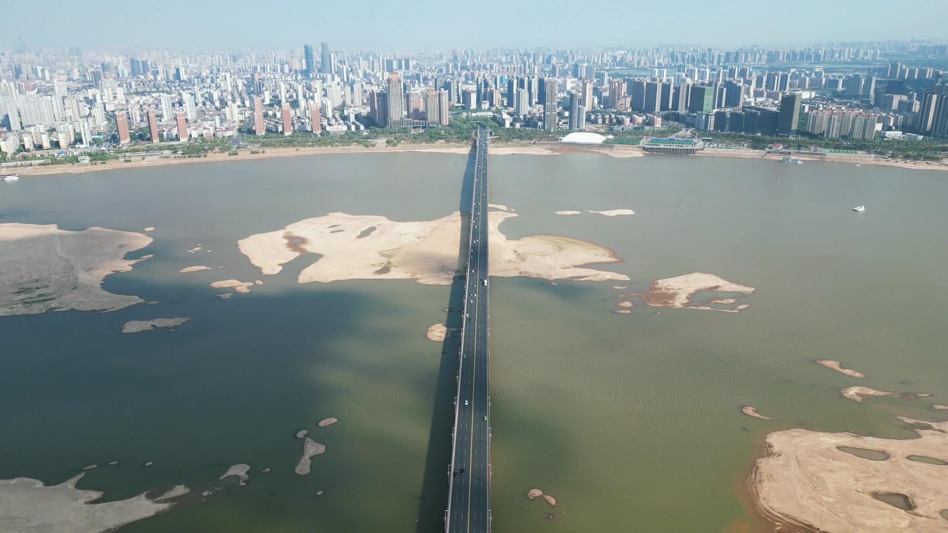 江西南昌南昌大桥交通航拍视频的预览图
