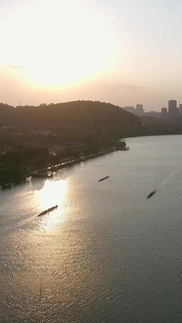 在夕阳下划龙舟航拍视频的预览图