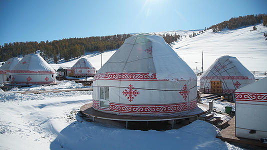 雪地里的蒙古包4K视频的预览图