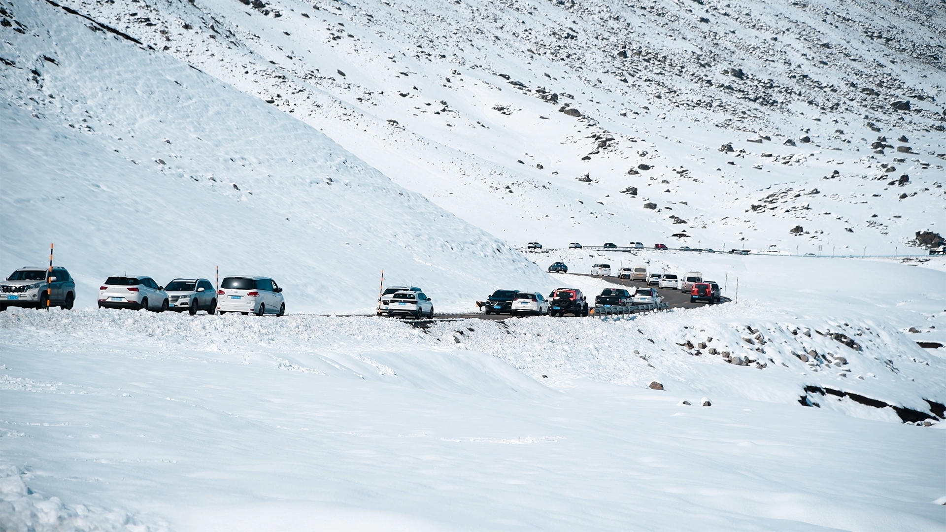 新疆阿勒泰雪天4K交通运输视频的预览图