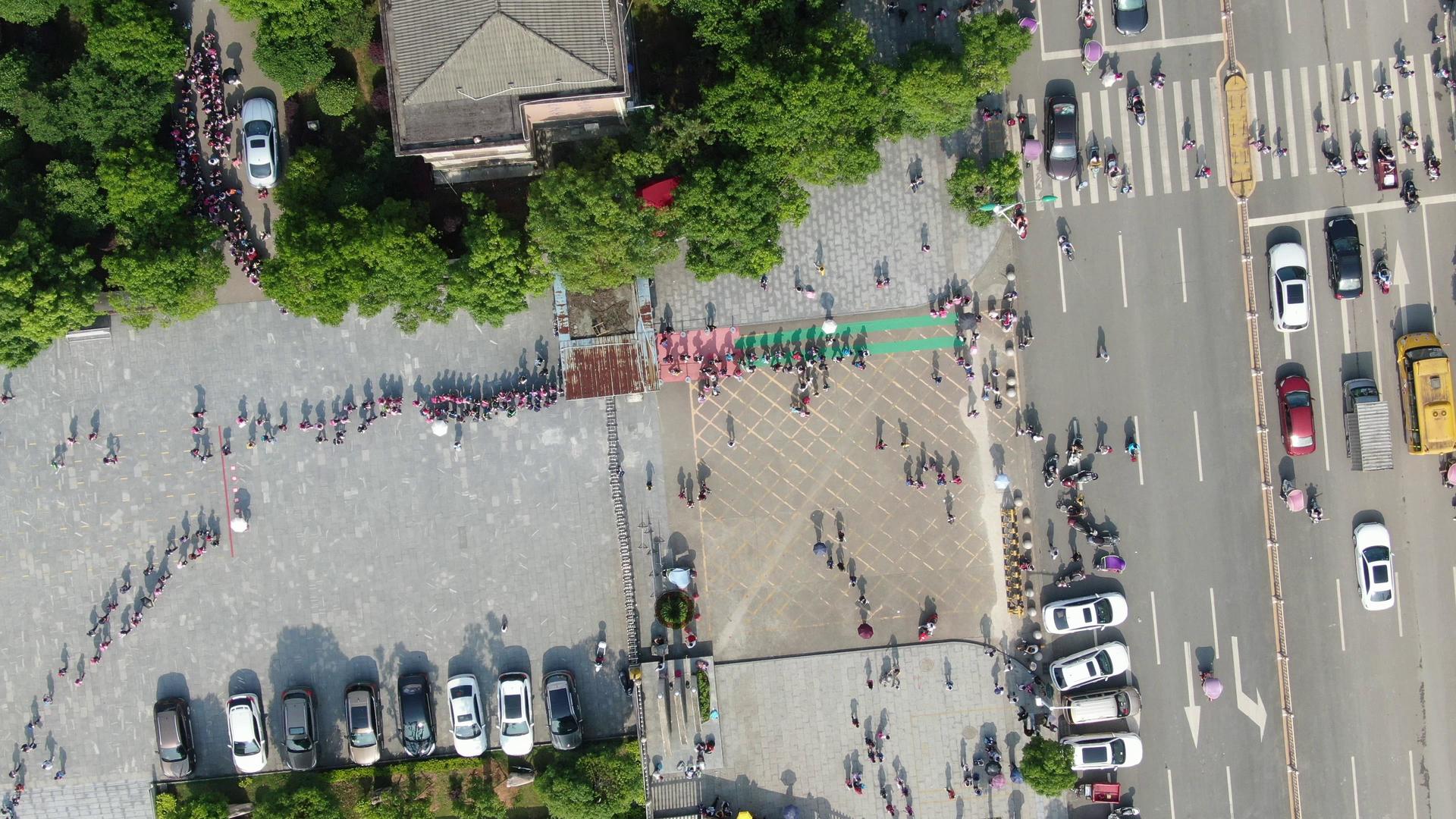 4K俯拍校园放学场景视频的预览图